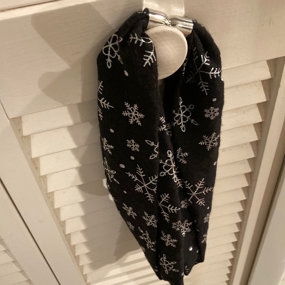 Snowflake ascot
